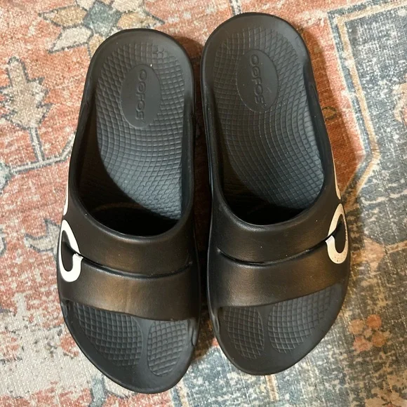 OOFOS Ooahh Slide Sandals Black & White Logo Design - Picture 2 of 8